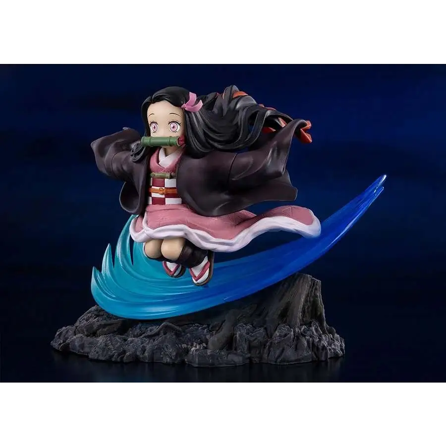 Nezuko Kamado-figur av flicka med flöjt på vågformad bas