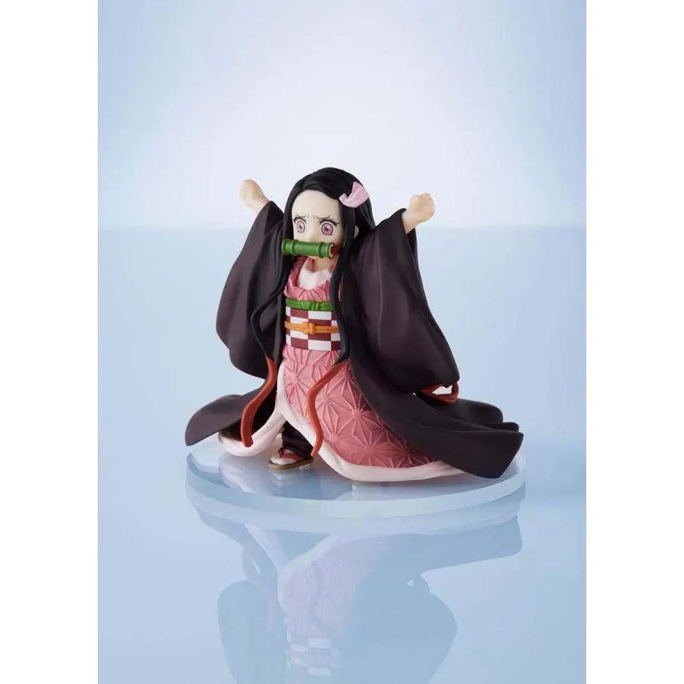 Nezuko från Demon Slayer i detaljerad minifigur med svart hår och rosa accenter