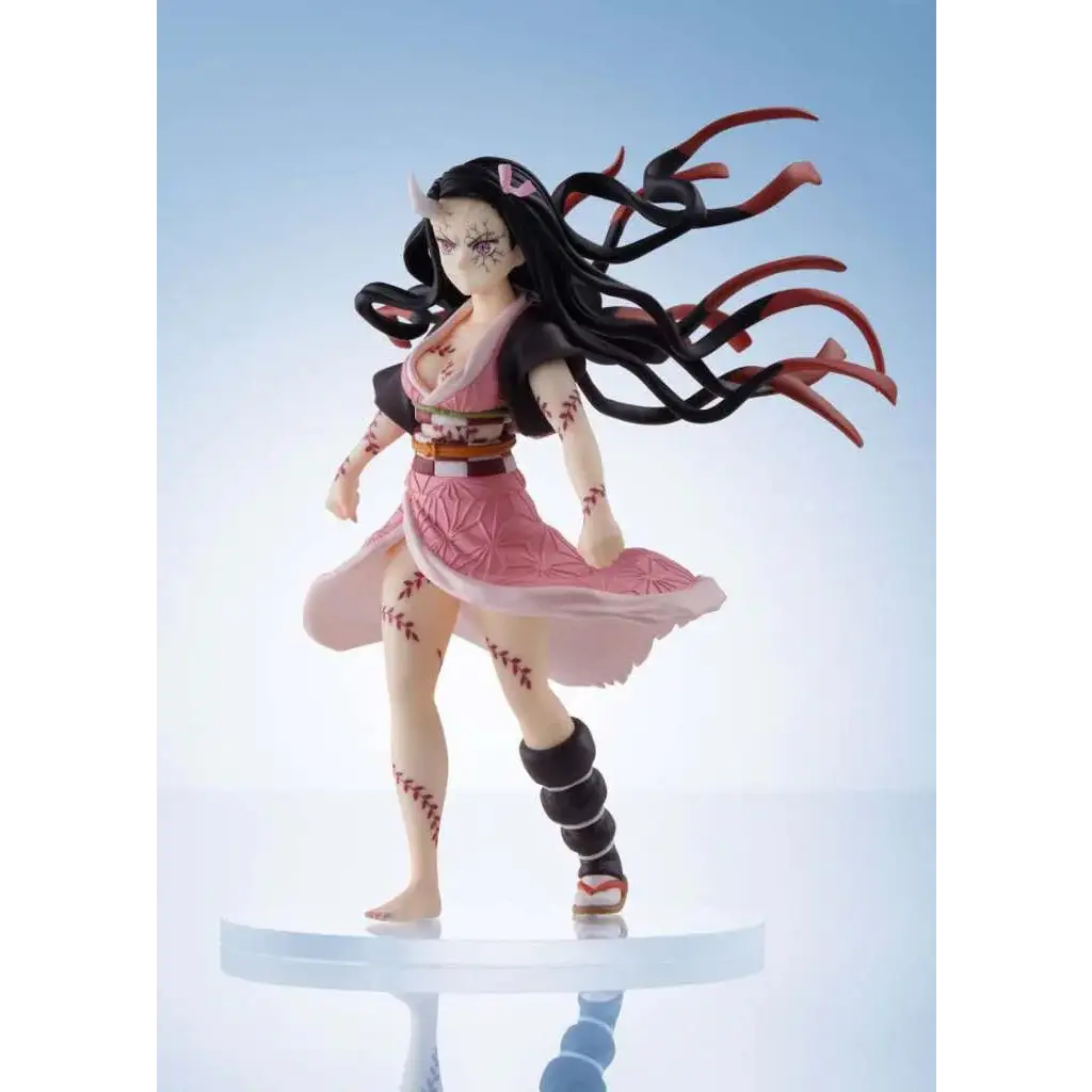 Detaljerad rosa och svart figur av Nezuko från Demon Slayer, med långt hår och röda märken