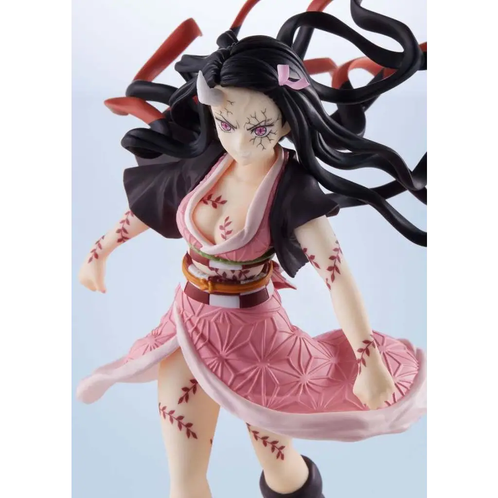 Detaljerad rosa och svart Nezuko-figur från Demon Slayer, med långt hår och mönster