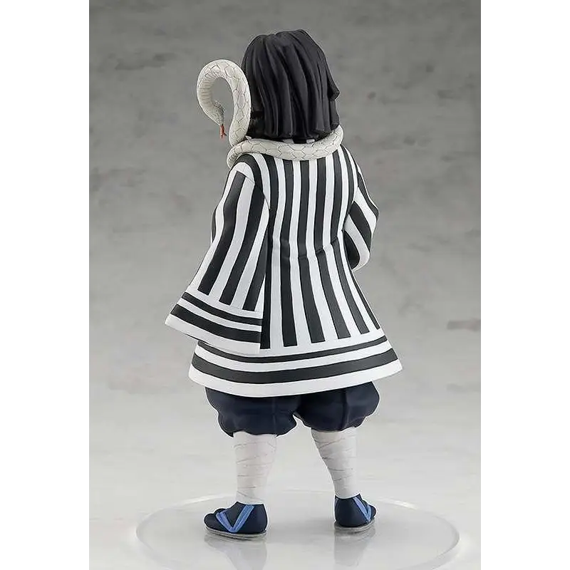 Demon Slayer Obanai Iguro figur med svartvitt randigt utseende, mörkt hår, marinblå shorts och blå sandaler