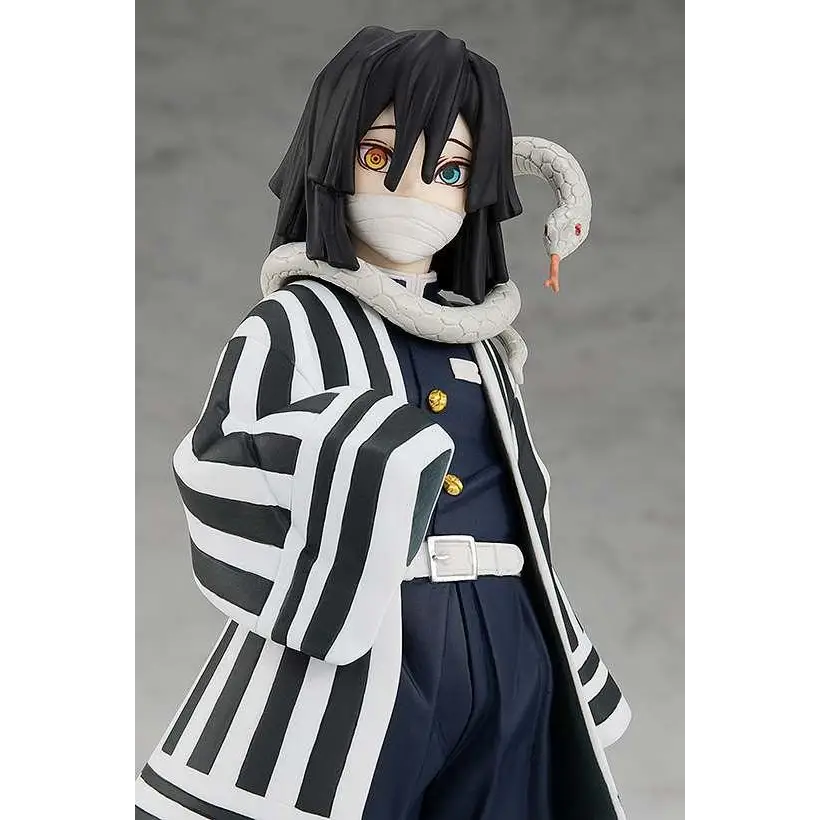 Demon Slayer Obanai Iguro-figur med svartvit randig mantel, guldförsedd över marinblå uniform och orm runt halsen