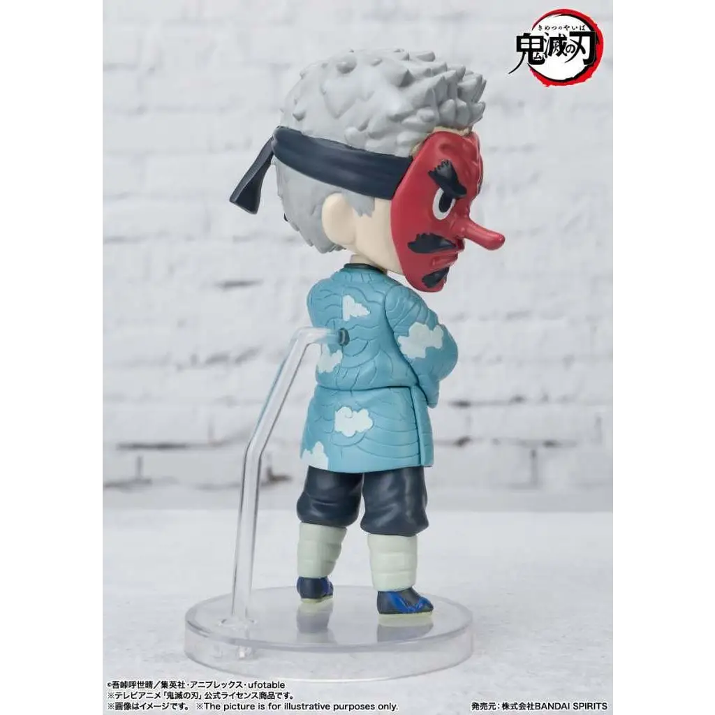 Chibi-figur av Sakonji Urokodaki från Demon Slayer, vit spretigt hår, röd mask, blå kapprob med molnmönster