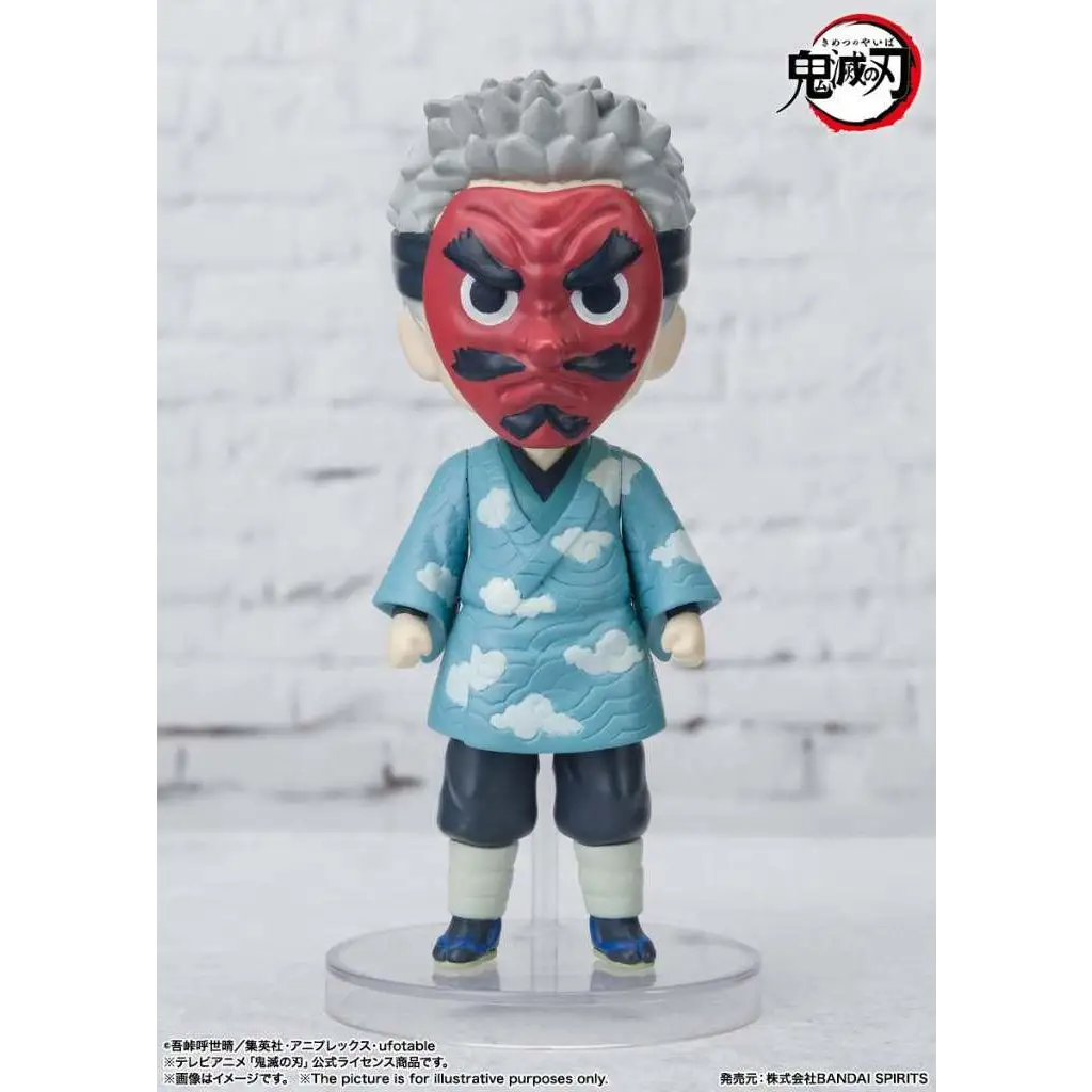 Rödansiktad, spretig håret animefigur Sakonji Urokodaki i ljusblå molnmönstrad robe och mörka shorts