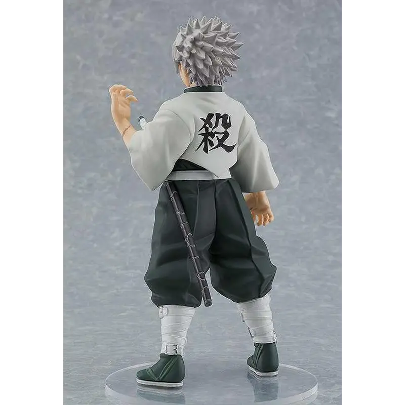Demon Slayer Sanemi Shinazugawa figur med grått spretigt hår i vit jacka med svarta kanji och mörka byxor på klar bas