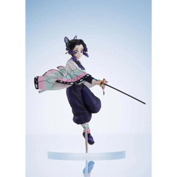 Demon Slayer Shinobu Kocho-figur med mörkt hår, lila ögon, vit topp med fjärilsskjutlar och svärd