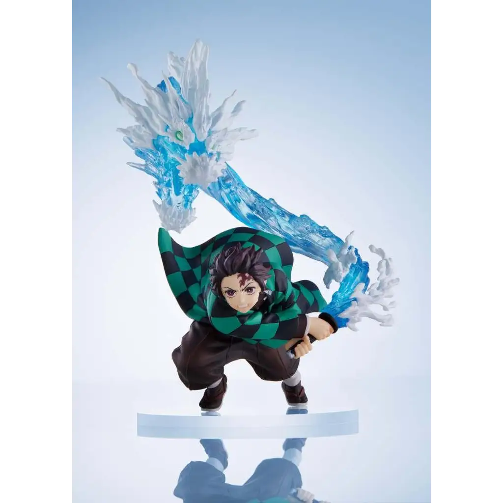 Tanjiro Kamado figurine från Demon Slayer i actionpose med svärd och mantel