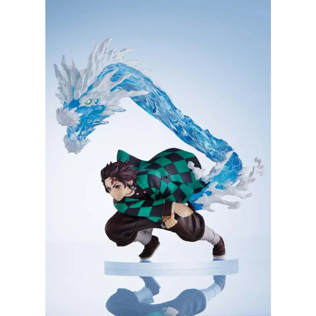 Grön och svart rutig Demon Slayer Tanjiro-figur med dynamisk blå isdrakeffekt