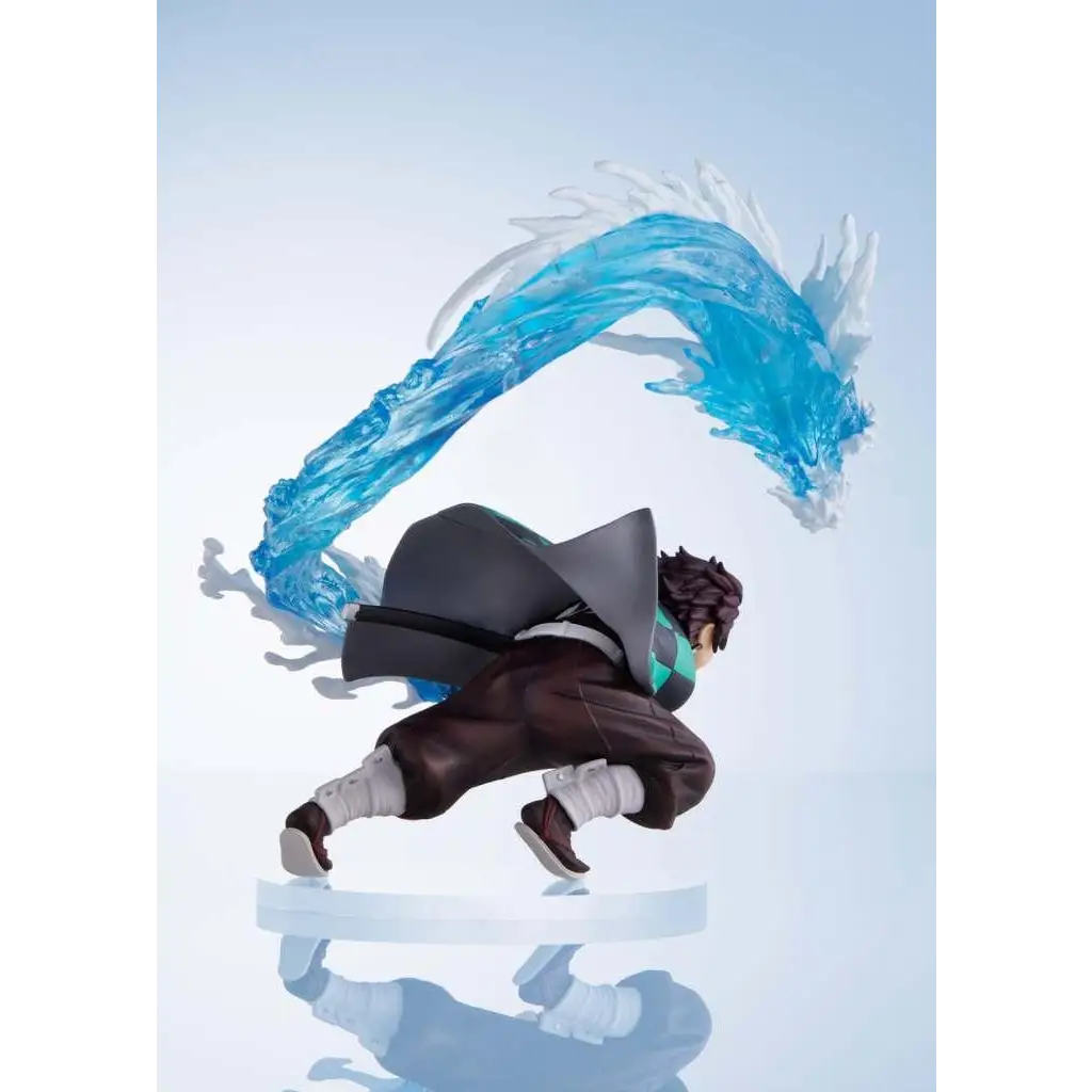 Dynamisk Demon Slayer Tanjiro actionfigur i blå-vit med vattenstänk
