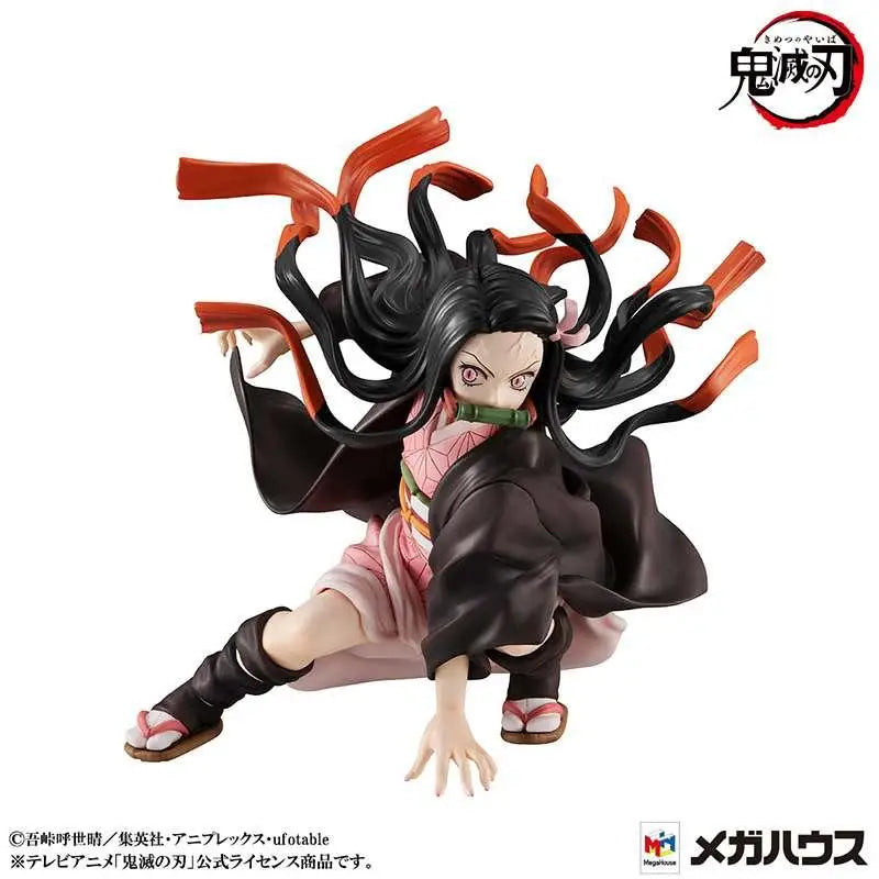 Demon Slayer Tanjiro och Nezuko PVC-figurset med långhårig karaktär i svart-orange hår, mörk mantel över rosa underkläder och traditionella sandaler