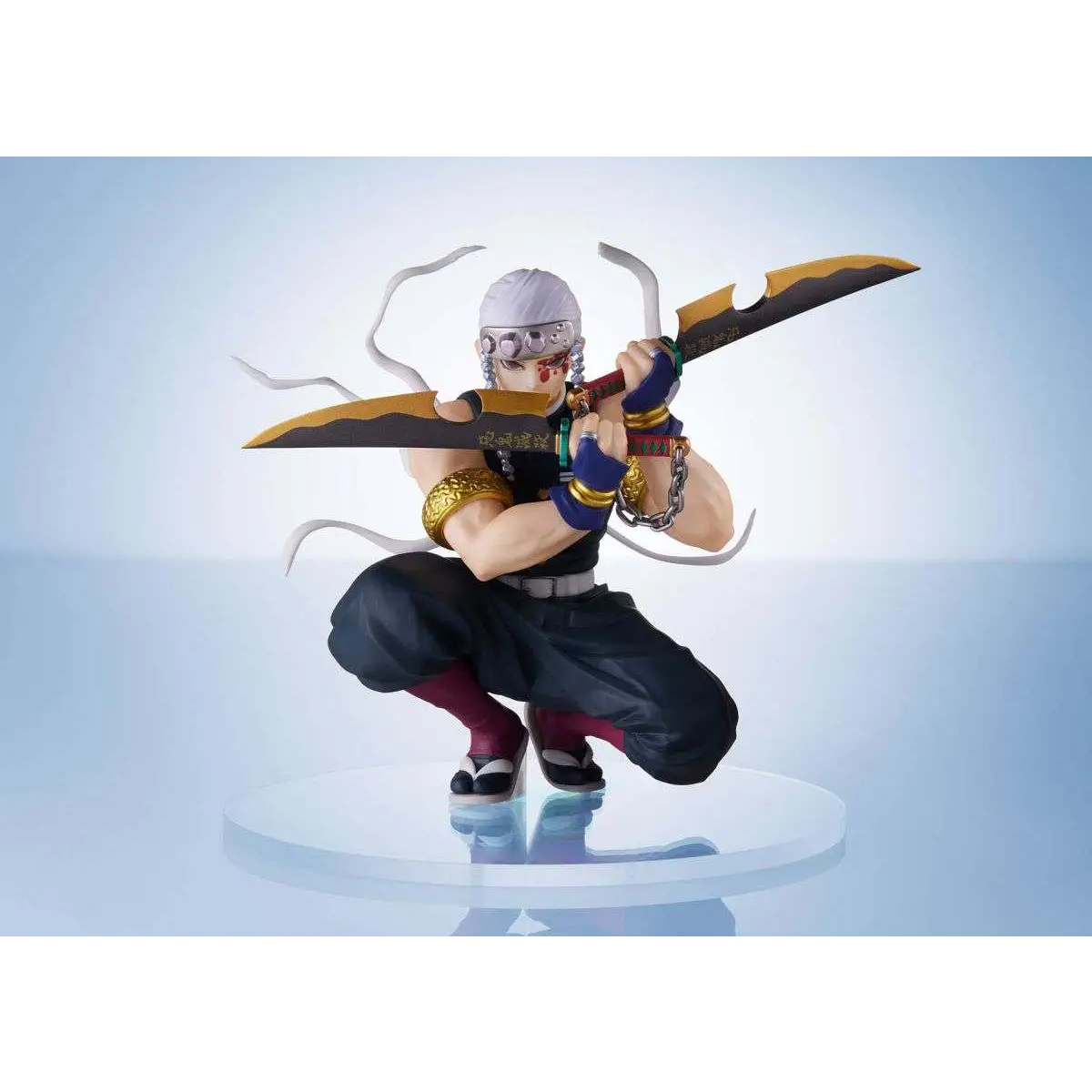 Demon Slayer Tengen Uzui-figur med svart och maroon klädsel, guldaccessoarer och svärd med gula och svarta blad
