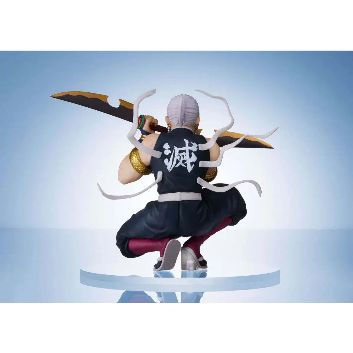 Demon Slayer Tengen Uzui-figur med vit hår, svart outfit, vit kanji och svärd