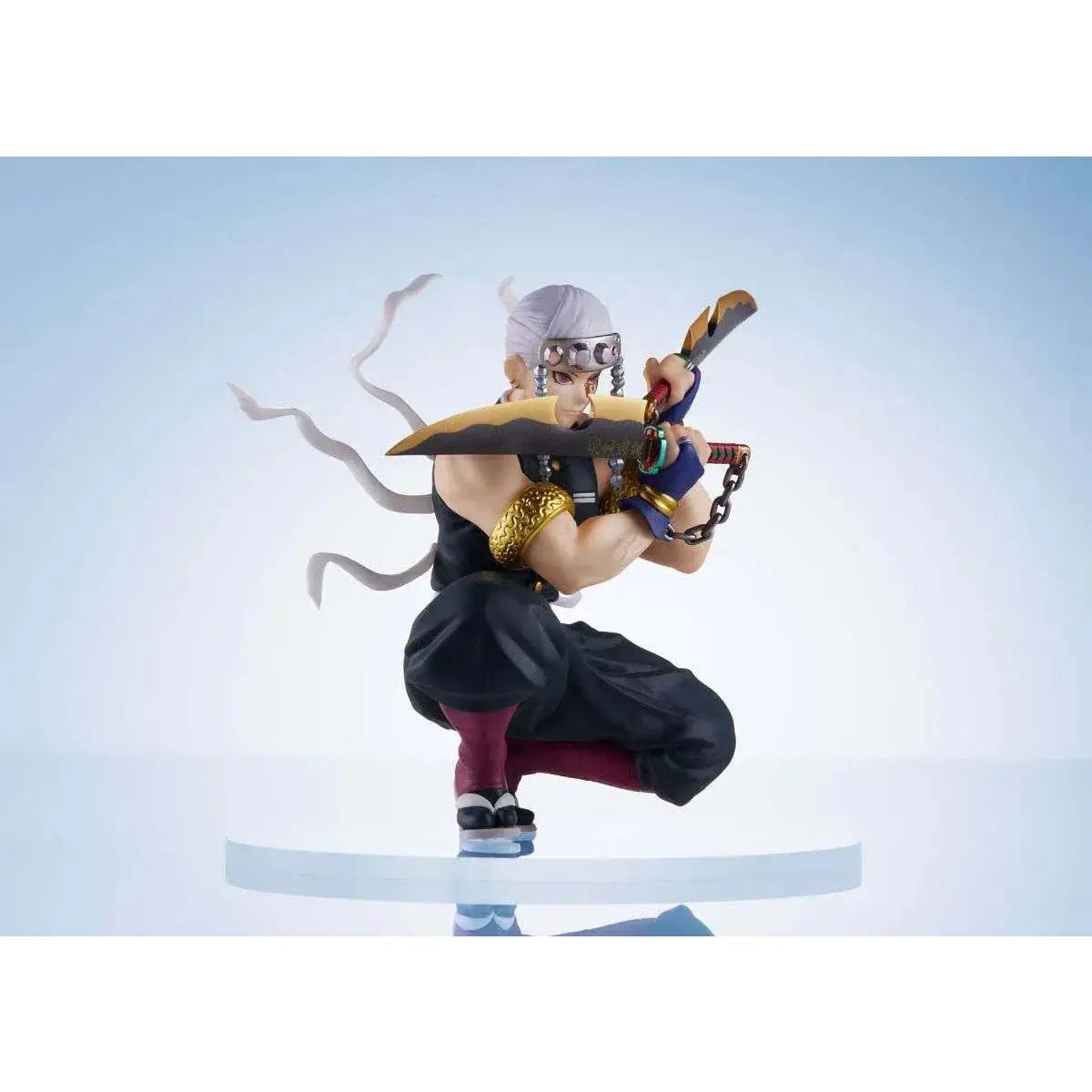 Svart och guldfärgad Demon Slayer Tengen Uzui-figur i dynamisk crouch med svärd