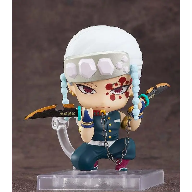 Chibi Nendoroid-figur av Tengen Uzui med vit hår, röda ögonmärken och silverpanna med hexagonala ädelstenar