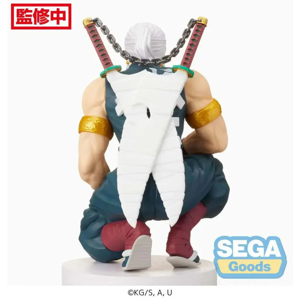 Vit figur av Tengen Uzui från Demon Slayer, sittande med två svärd på ryggen