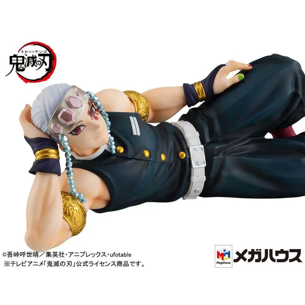 Demon Slayer Doma-figur med vit pannband, marinblå uniform och gröna naglar