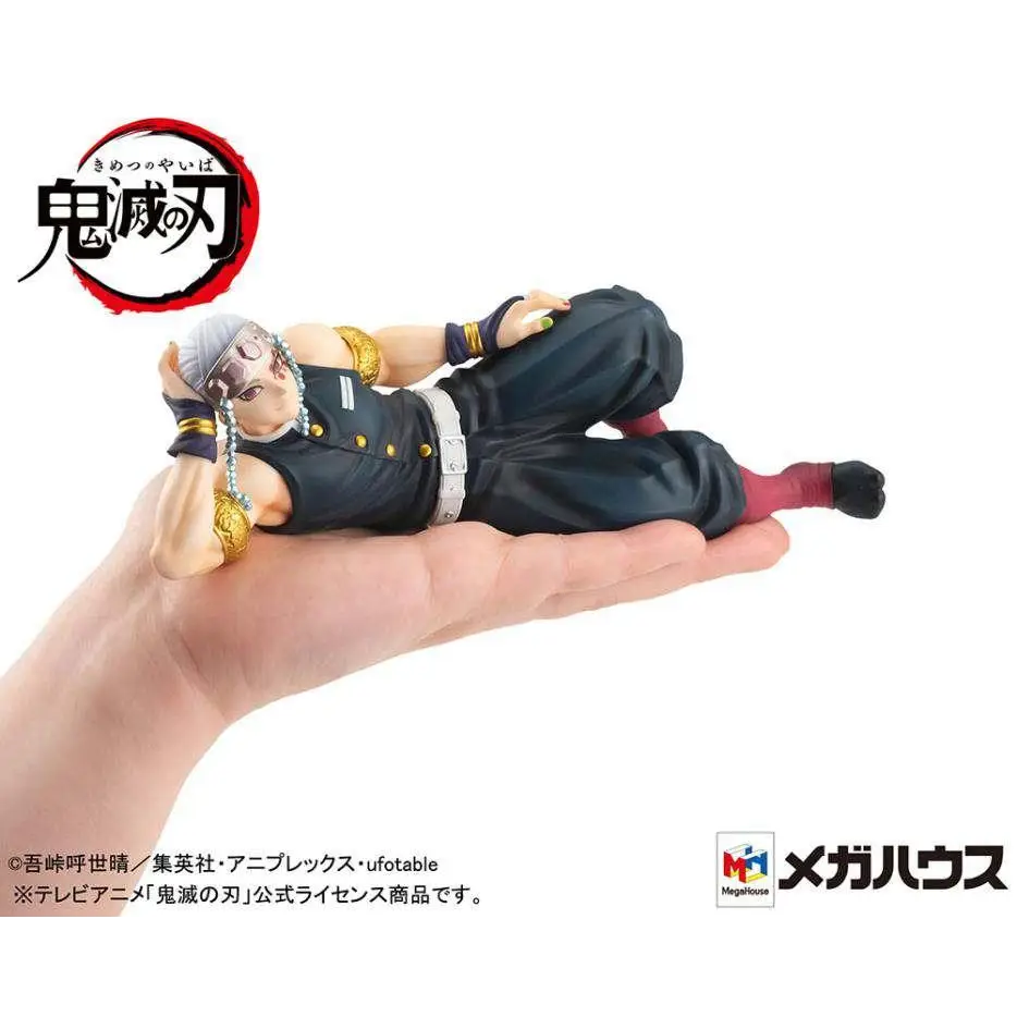 Demon Slayer Uzui-gem i palmstorlek, mörk marinblå och svart figur i öppen handflata