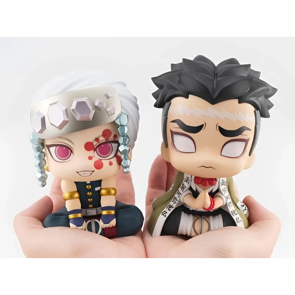 Två chibi-figurer från Demon Slayer: Uzui med silverhår i blå uniform, Gyomei med spikat hår i grön-vit robe