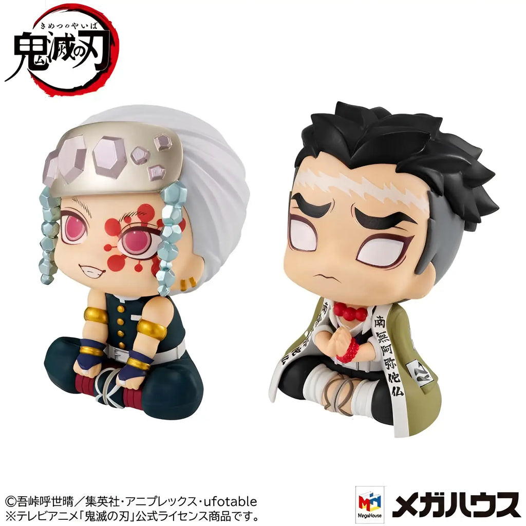 Chibi Demon Slayer-figurer: Uzui med silverhår och metallhuvudbonad, Gyomei med svart spretigt hår och olivgrön mantel. Lukappo-set
