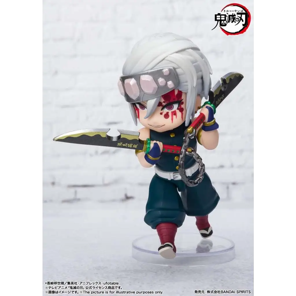 Chibi-figur av Uzui från Demon Slayer med silverhår, blå uniform, röda stövlar och gyllene svärd