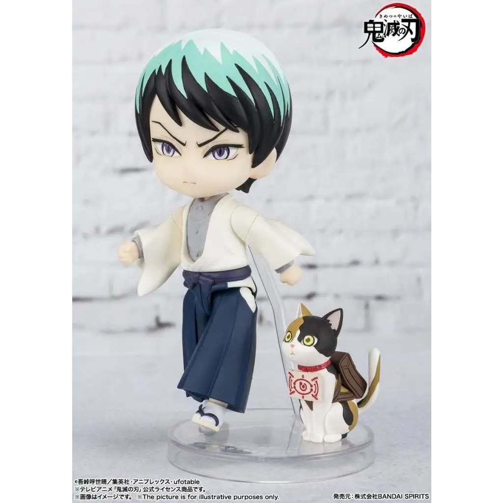 Chibi Demon Slayer Yushiro-figur med teal-svart hår, vit topp, marinblå hakama och calico-katt i röd halsband