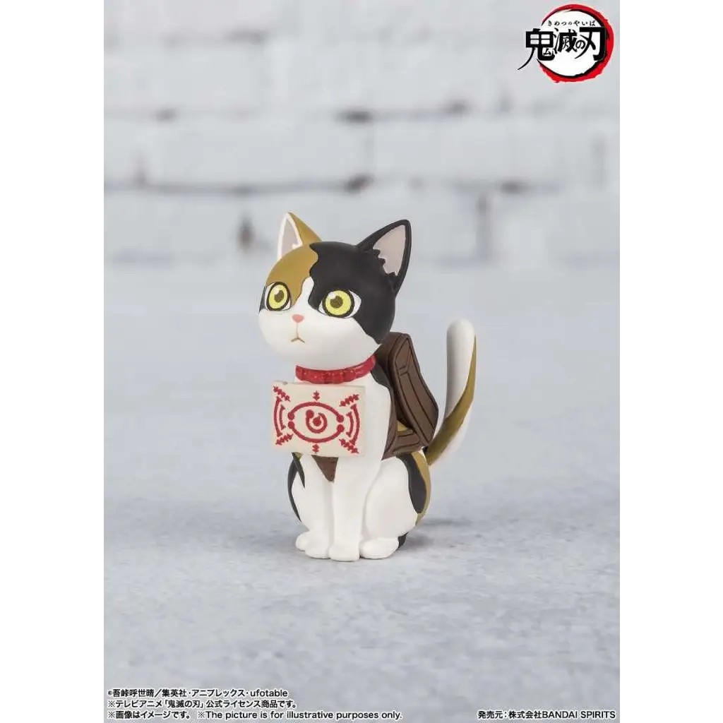 Demon Slayer Yushiro Figuarts Mini: calicokatt-figur med svart, vit, orange päls, röd halsband och brun ryggsäck med rött emblem