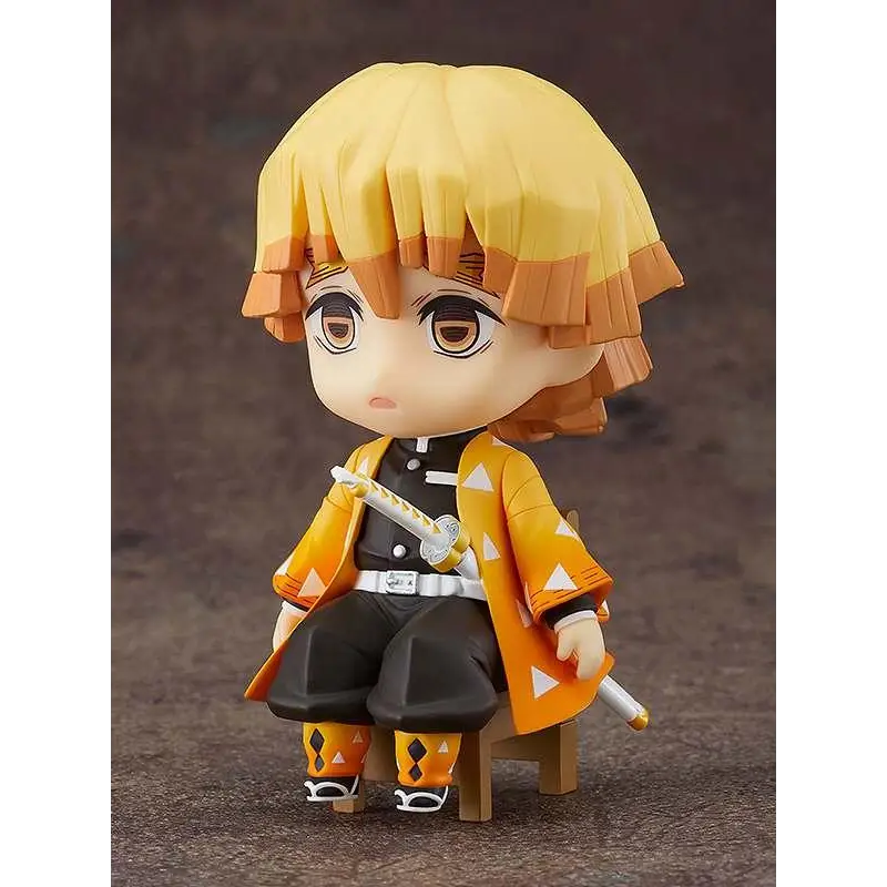 Chibi Zenitsu Agatsuma nendoroid figurin i orange mantel, sittande på pall