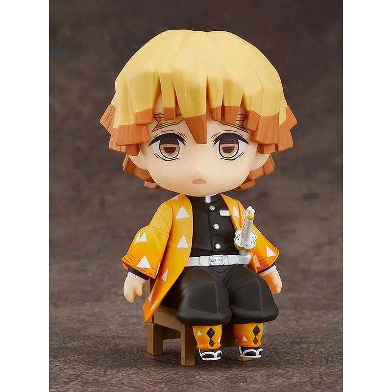Chibi Tanjiro Kamado-figurin i Demon Slayer-stil, sittande på stol