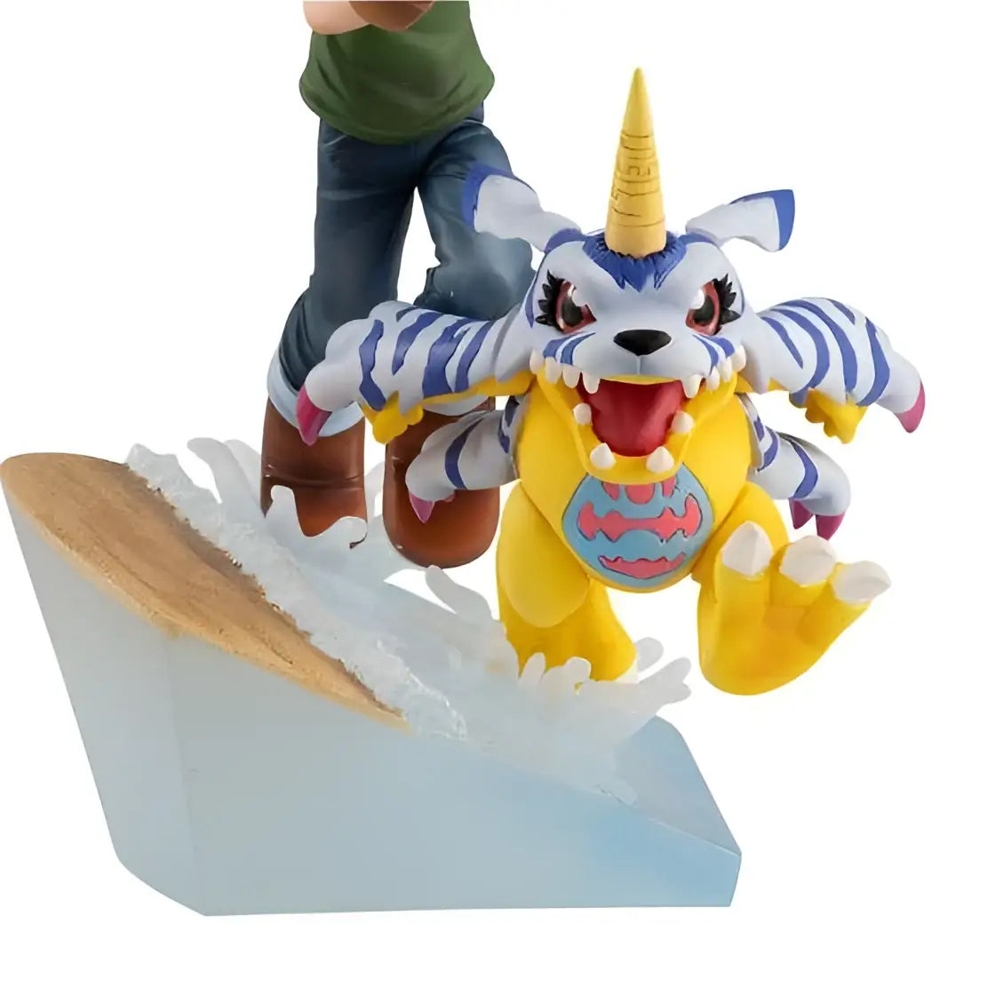 Gul och blå randig Gabumon med gyllene horn, röda ögon och rosa klor på transparent bas bredvid surfare från Digimon Adventure Ishida/Gabumon 2022 PVC-staty