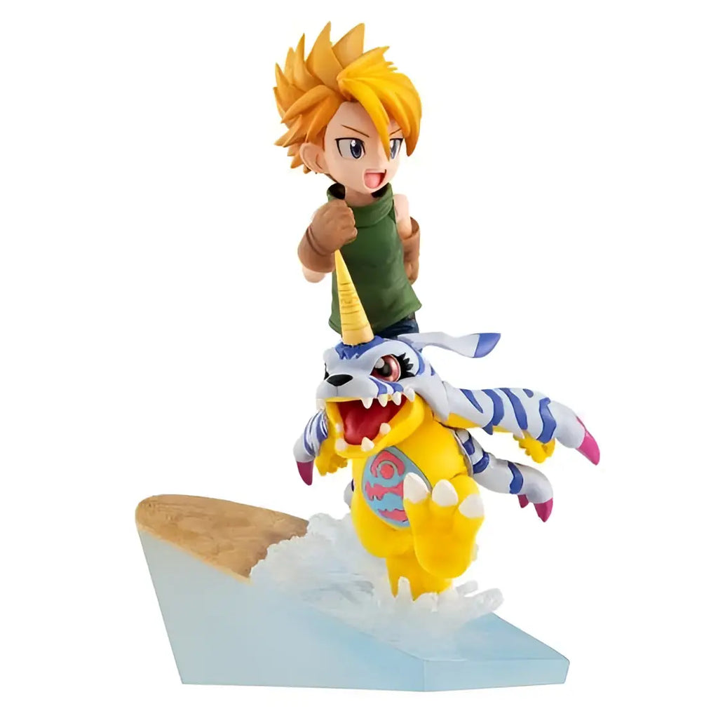 Vibrant gul och blå randig Digimon-figur med enhörningshorn, riden av spikig pojke i grön klädsel på surfbräda