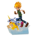 Spikig pojke i grön tanktop och blå jeans rider randig Gabumon från Digimon Adventure