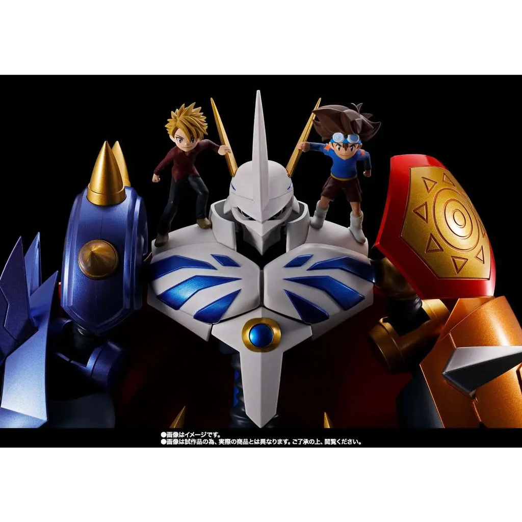 Vit vitblå Digimon Omegamon-figur med guldiga accenter, spetsig hjälm och vingliknande axelskydd