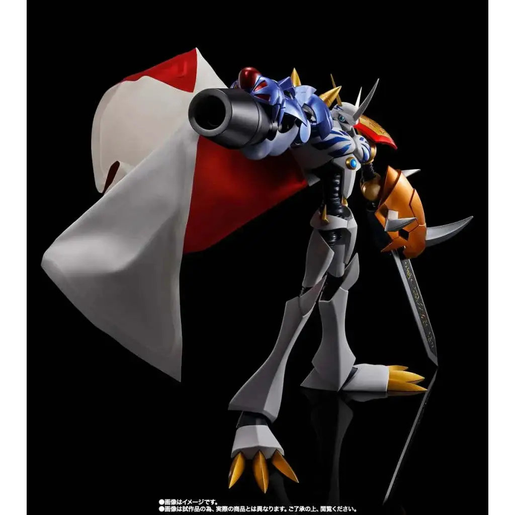 Blå och vit Digimon Omegamon-actionfigur med röd accenter, guldklor och horn, håller kanon och svärd