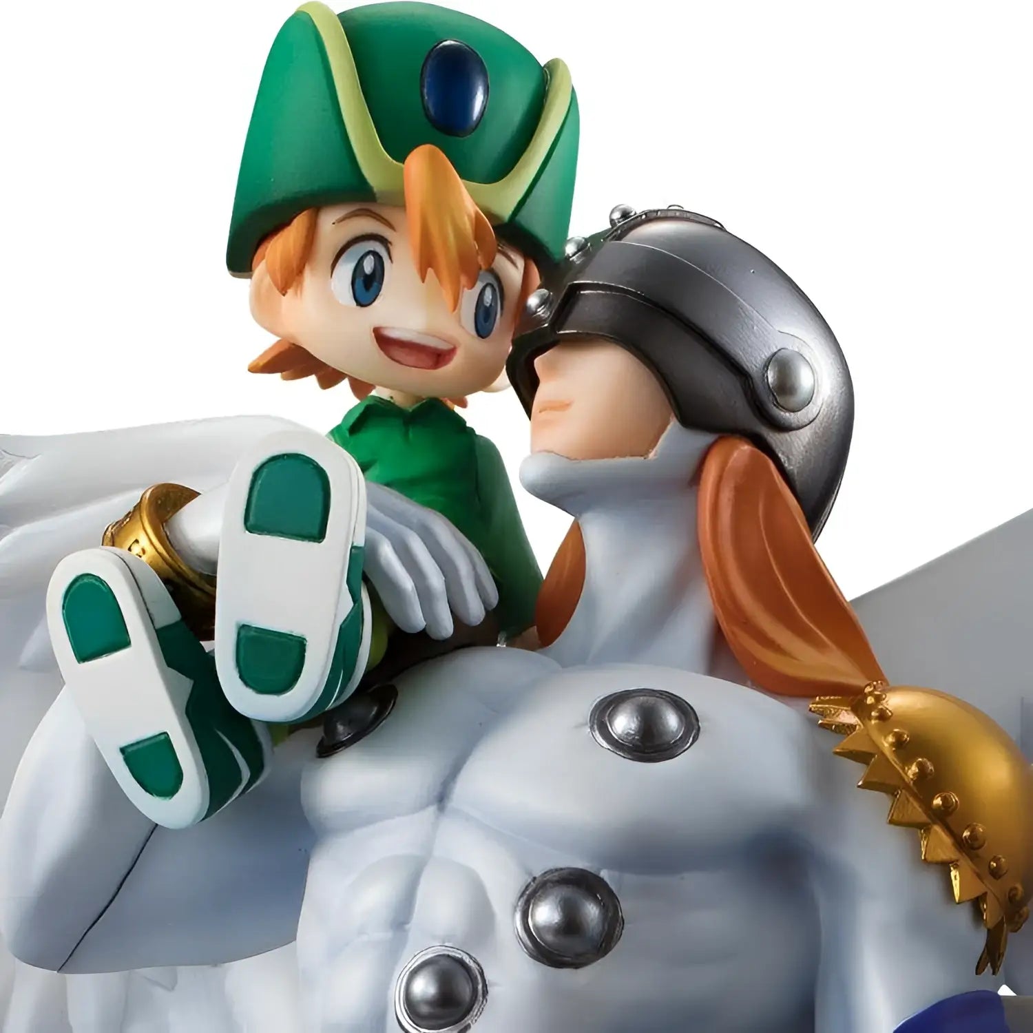 Grön-hattad, orangehårig pojke i grön outfit sitter på muskulös Angemon i silverrustning med guldsidor och vingar från Digimon G.E.M.-figur