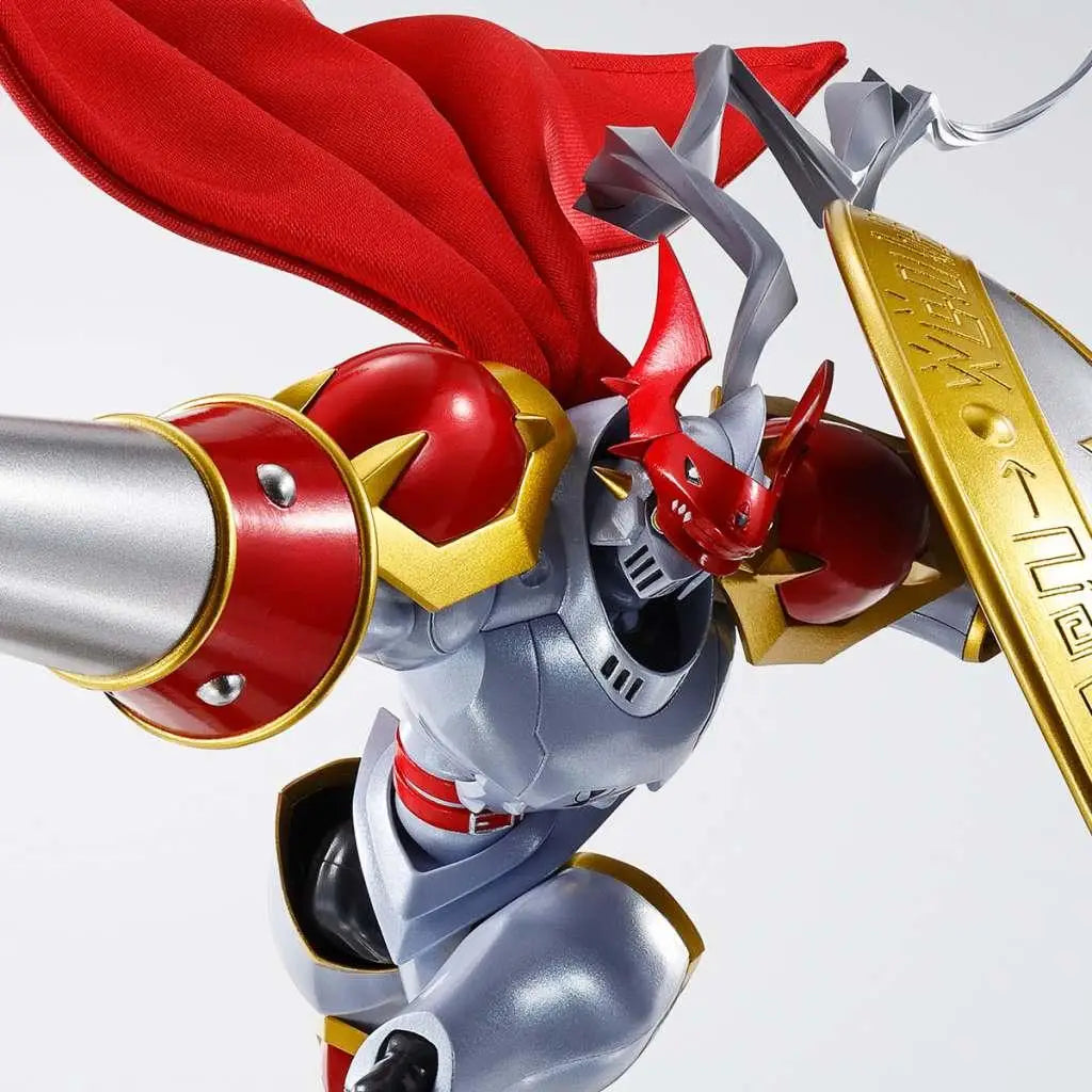 Digimon Dukemon Gallantmon S.H.Figuarts actionfigur i silverröd rustning med guldiga accenter, gyllene sköld och silverkanon