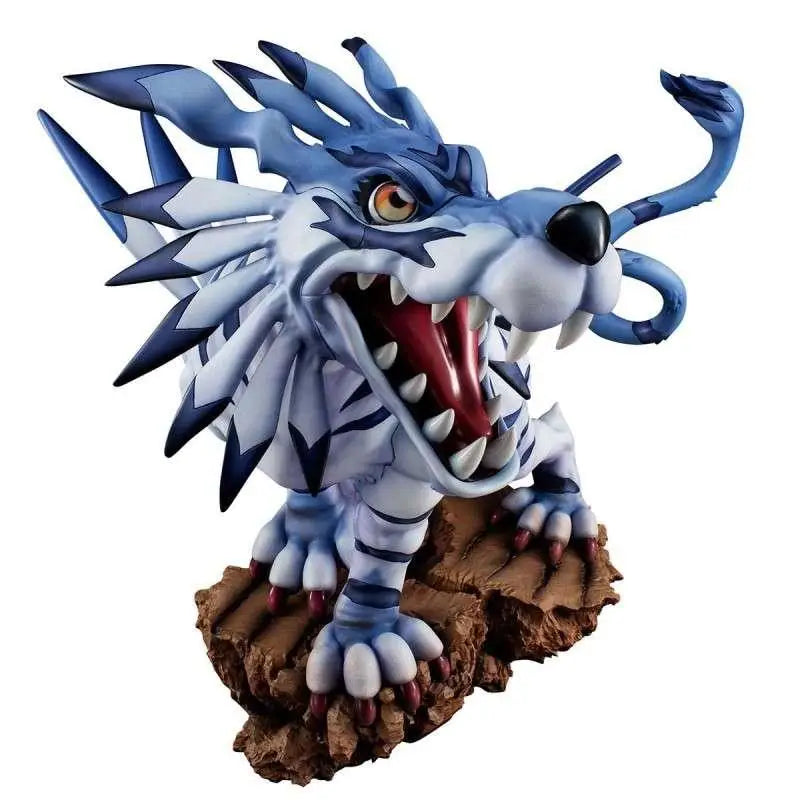 Digimon Garurumon-statyn i blått och vitt med vassa taggar, röd tunga och svart nos på stenbas