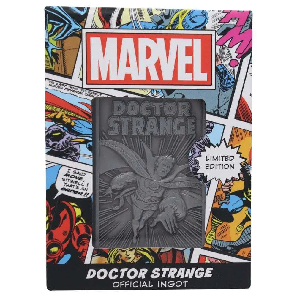 Mörkgrå metallisk Doctor Strange-pin med dynamisk pose och strålande linjer mot serietidningspanel