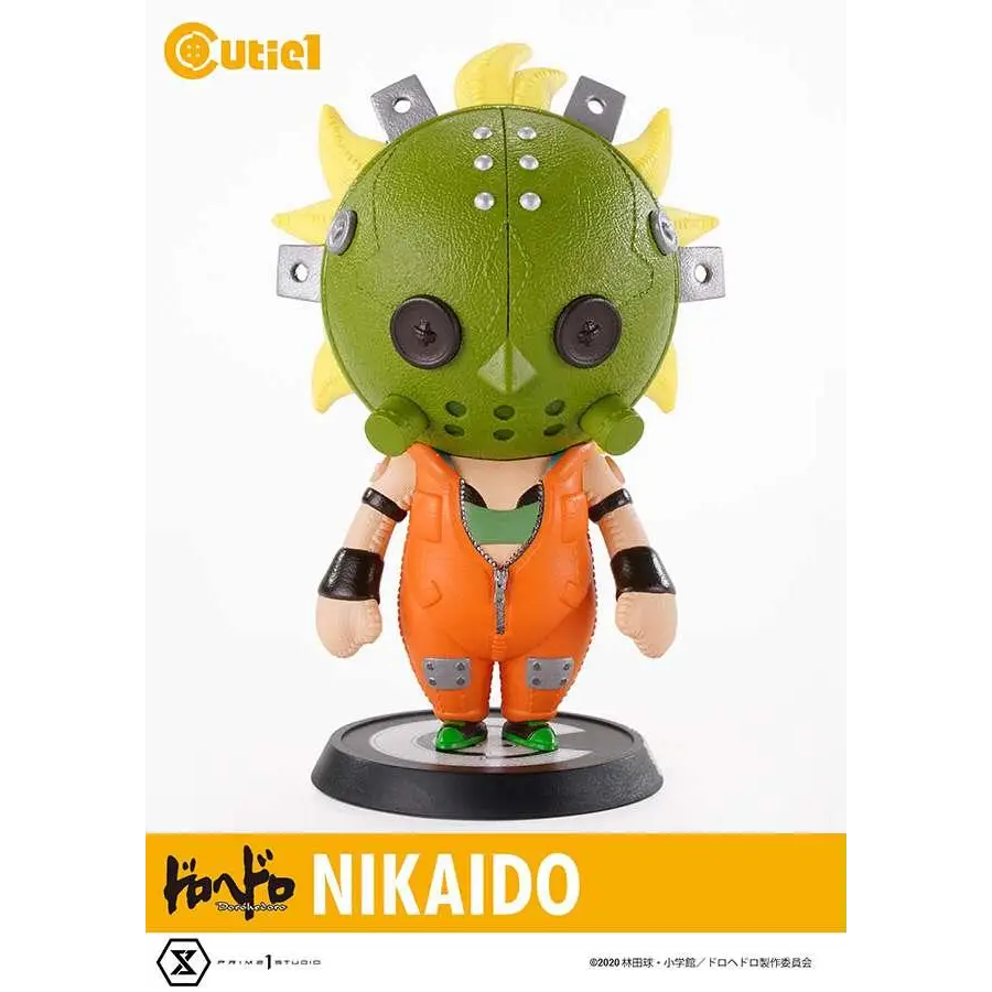 Grön texturerad mask med gula taggiga håret och silverplattor på Nikaido-figur i orange overall