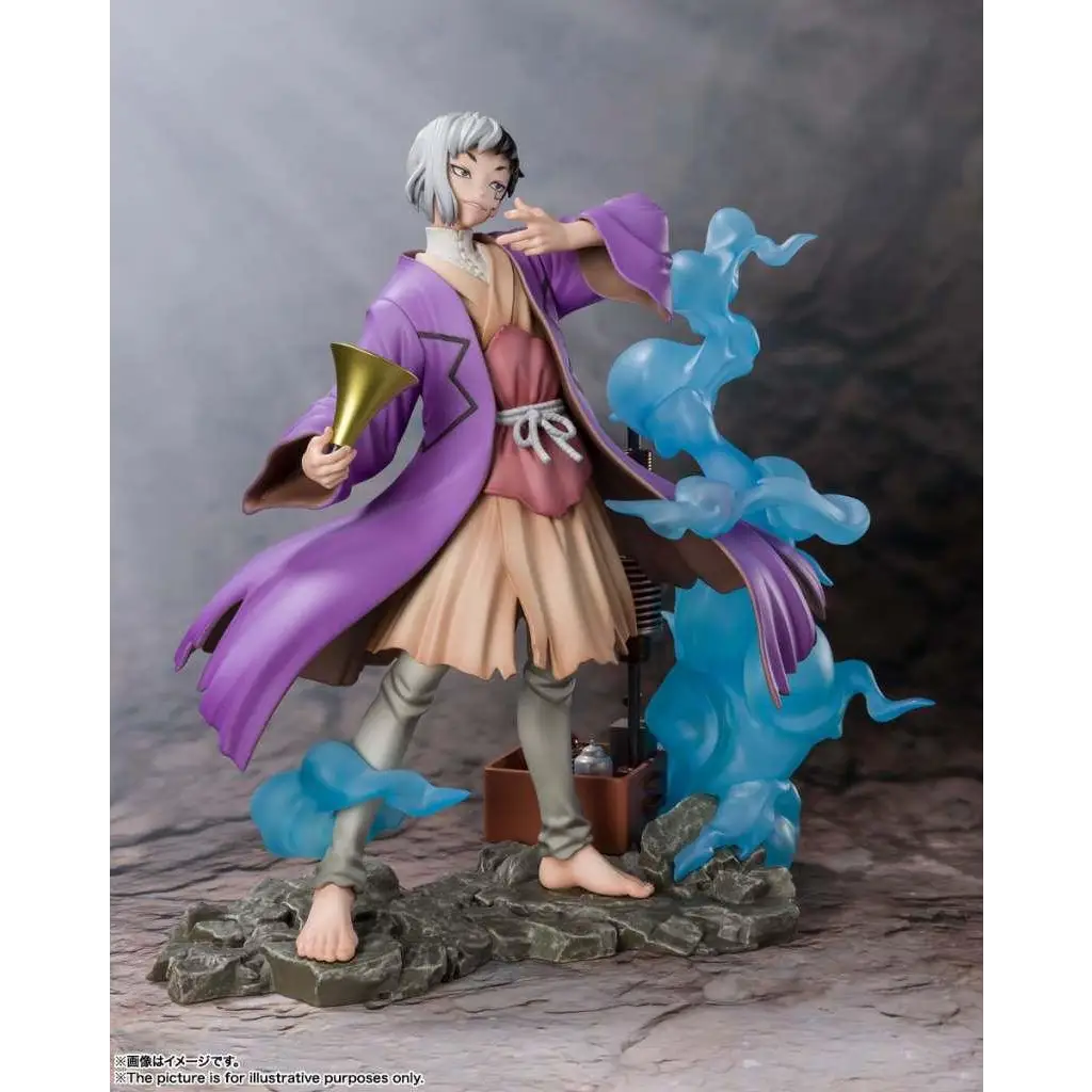 Lila och beige Dr. Stone Gen Asagiri-figur med silverhår, håller gul klocka på stenbas med blå energi