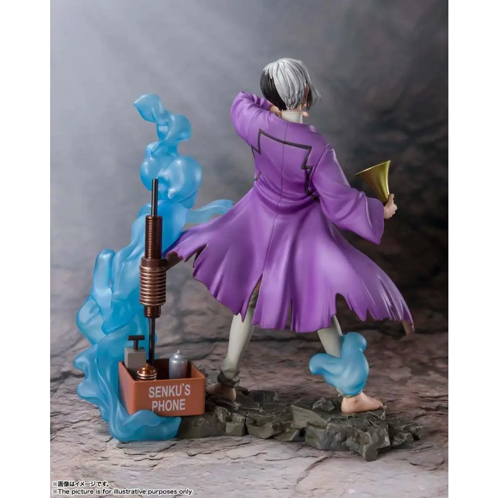 Lila rockärmad Dr. Stone Gen Asagiri FiguartsZERO-figur med silverhår och guldklocka vid blå rök och Senkus telefon