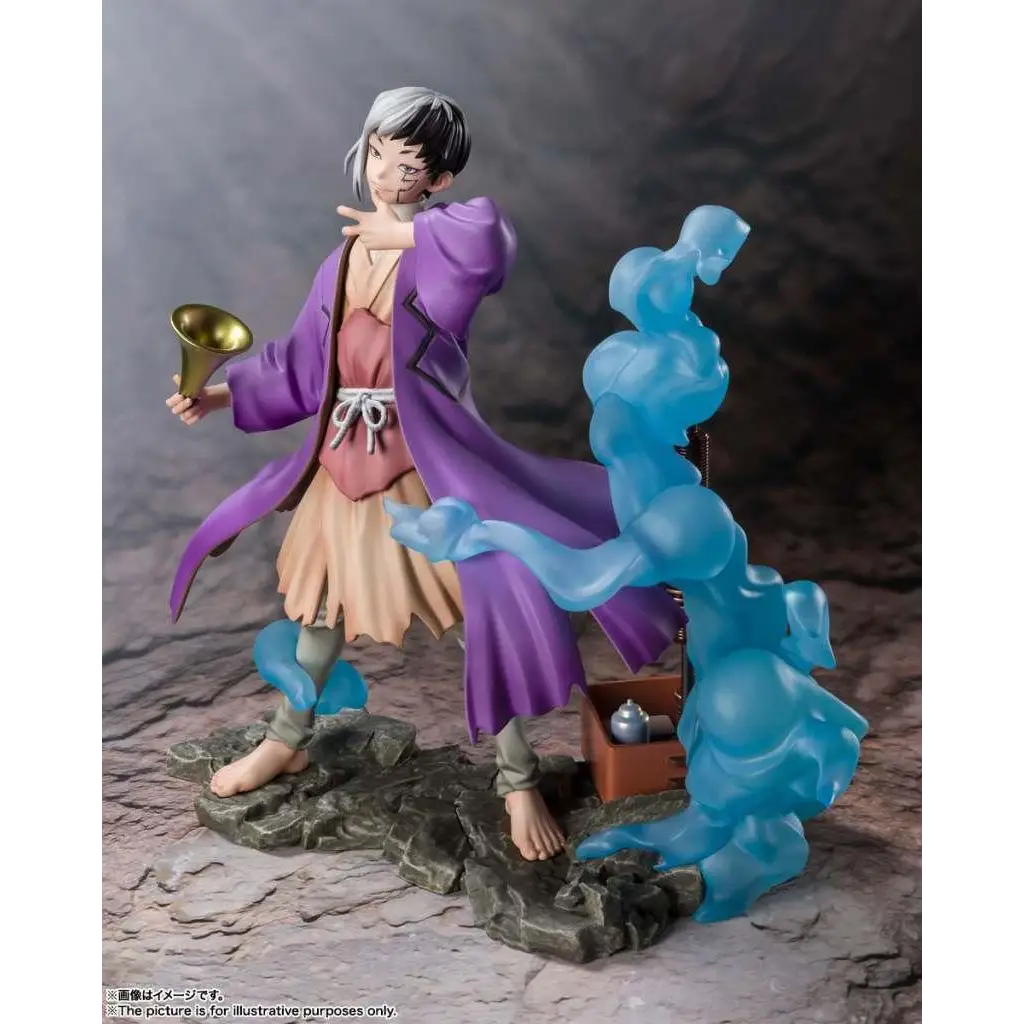 Dr. Stone Gen Asagiri FiguartsZERO-figur med lila och beige mantel, guldhorn och blå spöken på stenbas