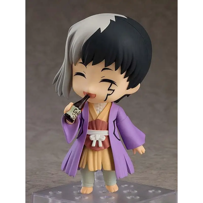 Chibi Nendoroid-figur av Gen Asagiri från Dr. Stone med svart och silverfärgat hår, lila mantel över beige och röda kläder, håller liten flaska