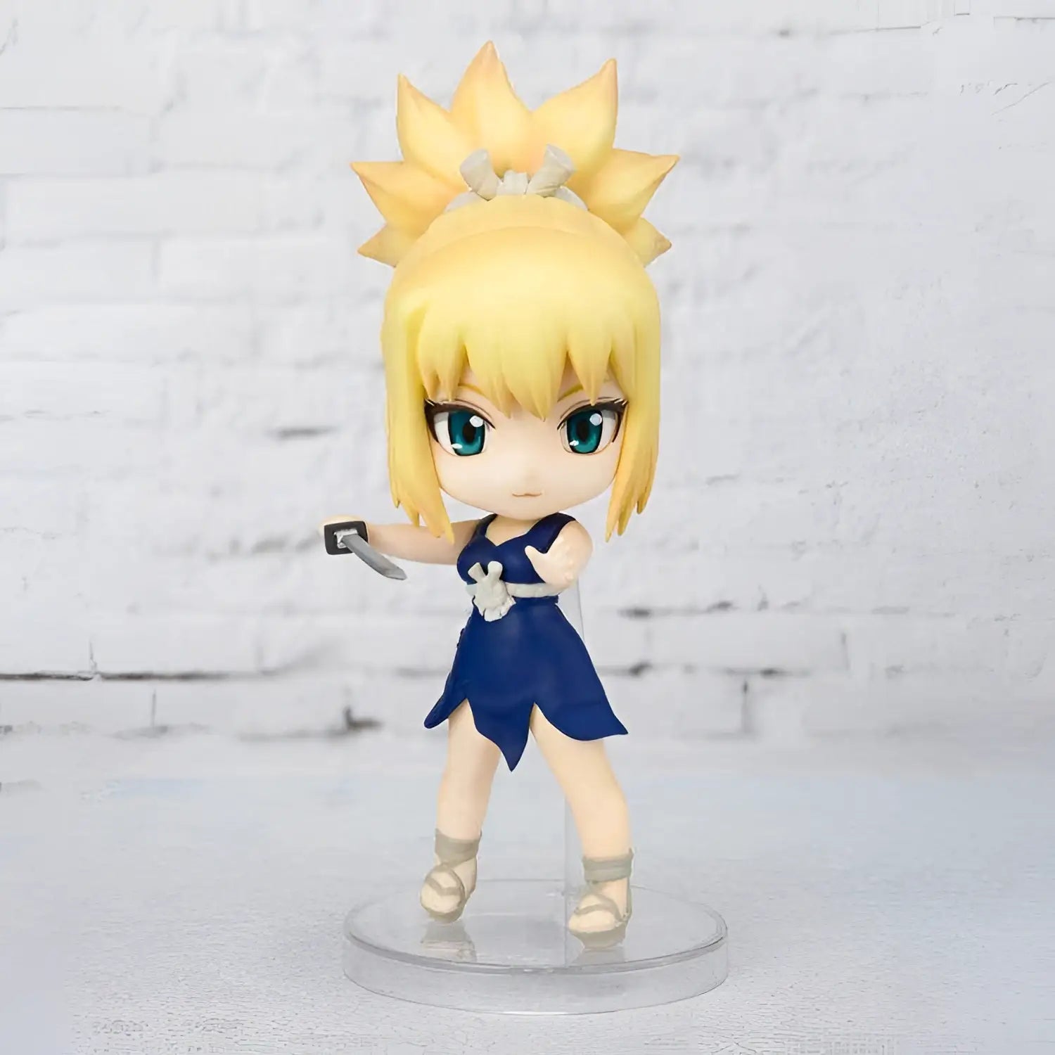Chibi Kohaku-figur från Dr. Stone, blond med turkosa ögon, blå klänning