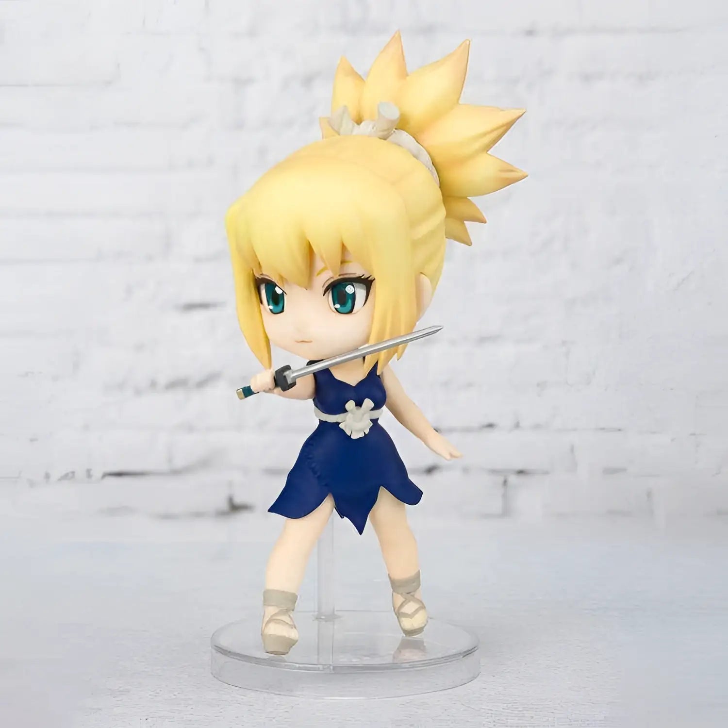 Chibi-figur av Dr. Stone Kohaku i marinblå klänning med svärd