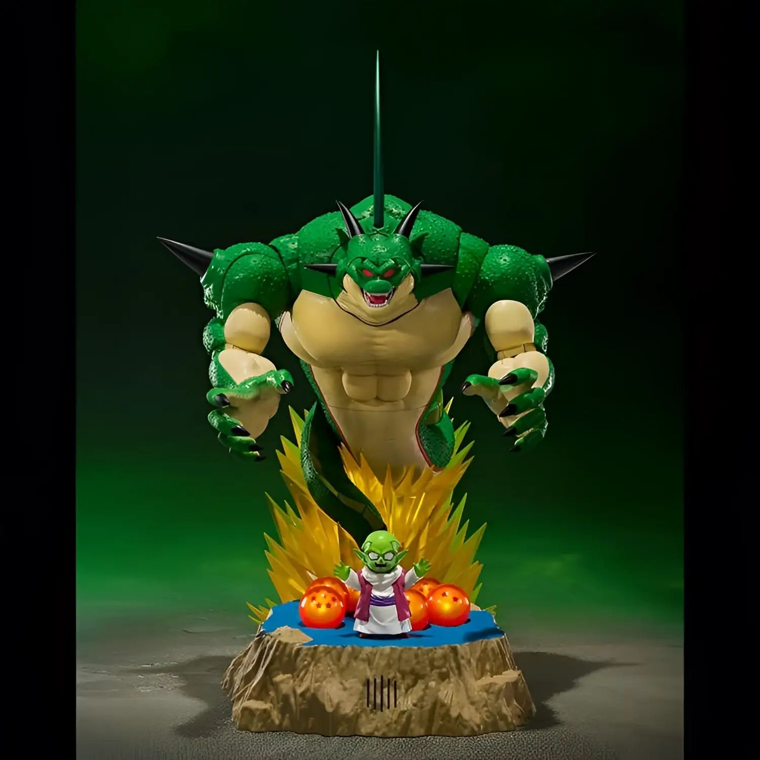 Grön muskulös drakefigurin med svarta taggar och röda ögon på stenbas med sju orangea sfärer från Dragon Ball Z Porunga & Dende S.H.Figuarts-set