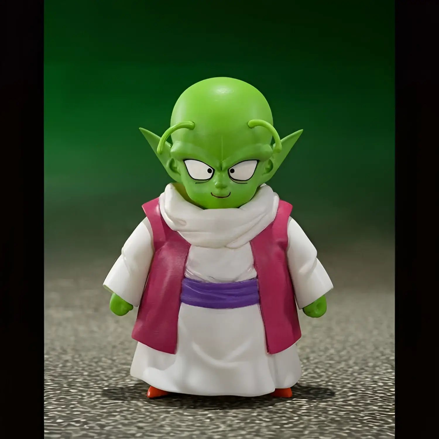 Grön hyad Piccolo-figur i vit mantel med rosa väst och lila bälte från Dragon Ball Z-set