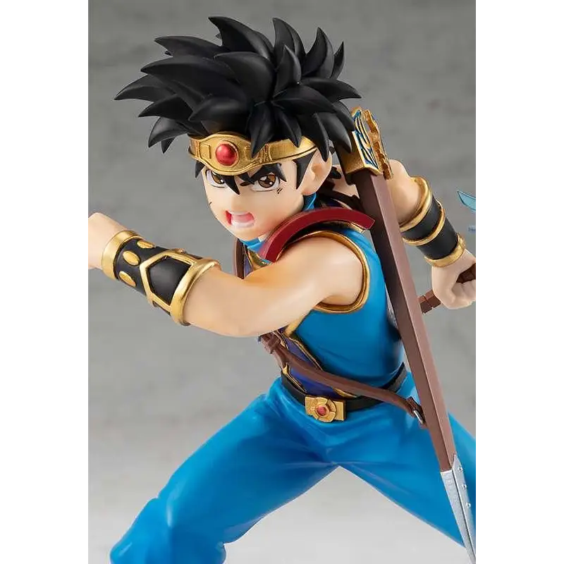 Blå och guld rustad figur med svart taggigt hår, röd ädelsten i pannband och svärd över axeln från Dragon Quest Dai POP UP PARADE