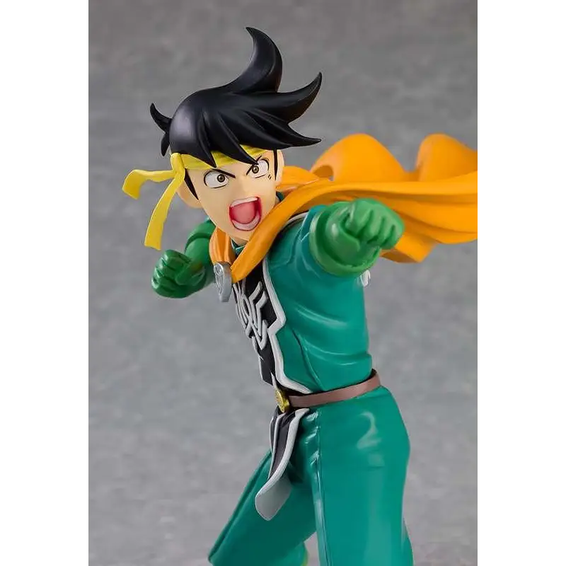 Dynamisk svartlockig animefigur Popp från Dragon Quest i POP UP PARADE, med turkosgrön outfit och orange mantel