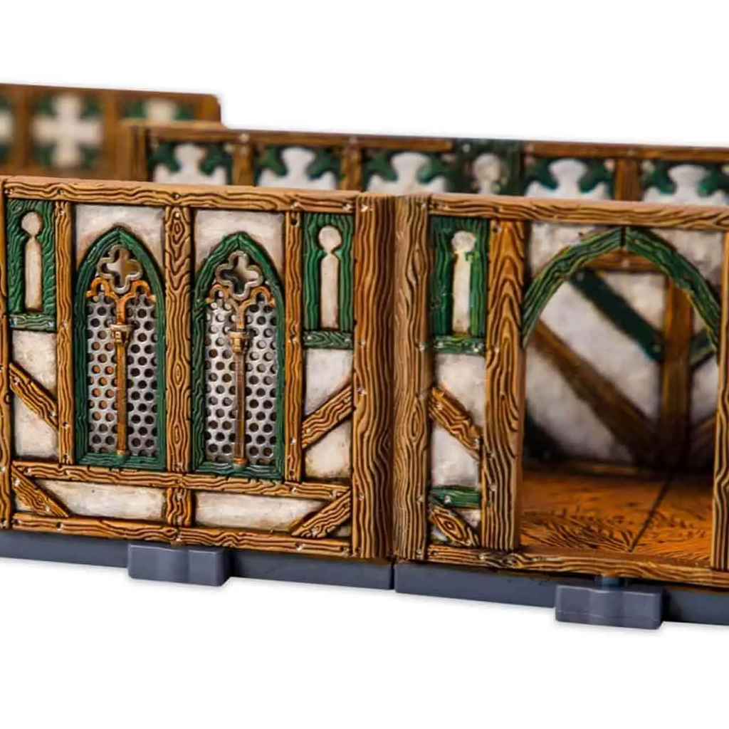 Trähäst miniatyr av gotisk byggnad i Dungeons & Lasers Tudor Mansion med grön och krämfärgade detaljer och valvade fönster med metallgaller