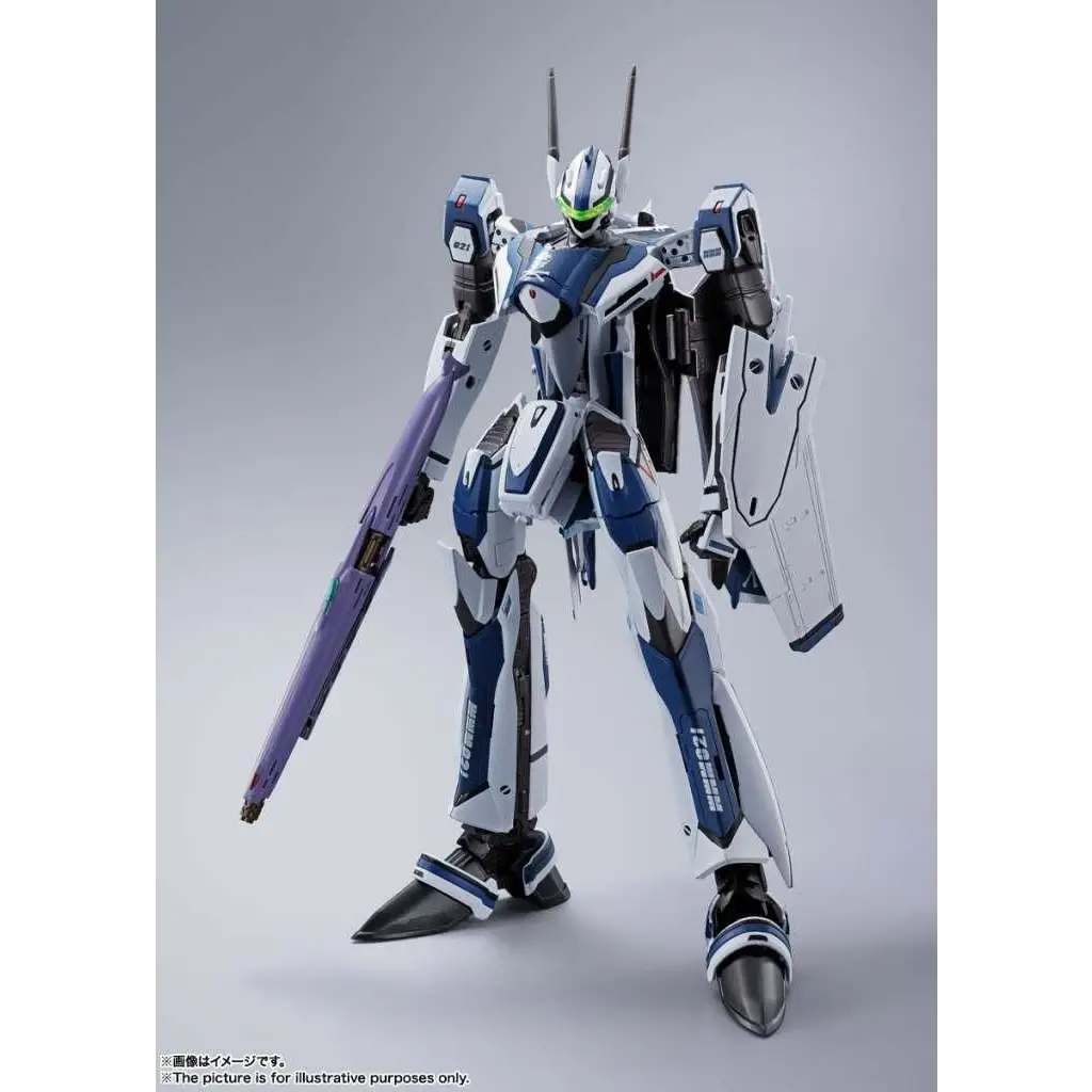Blå och vit pansrad mechafigur med lila vapen i dynamisk pose, Dx Macross VF-25 Messiah Valkyrie Anniversary Edition